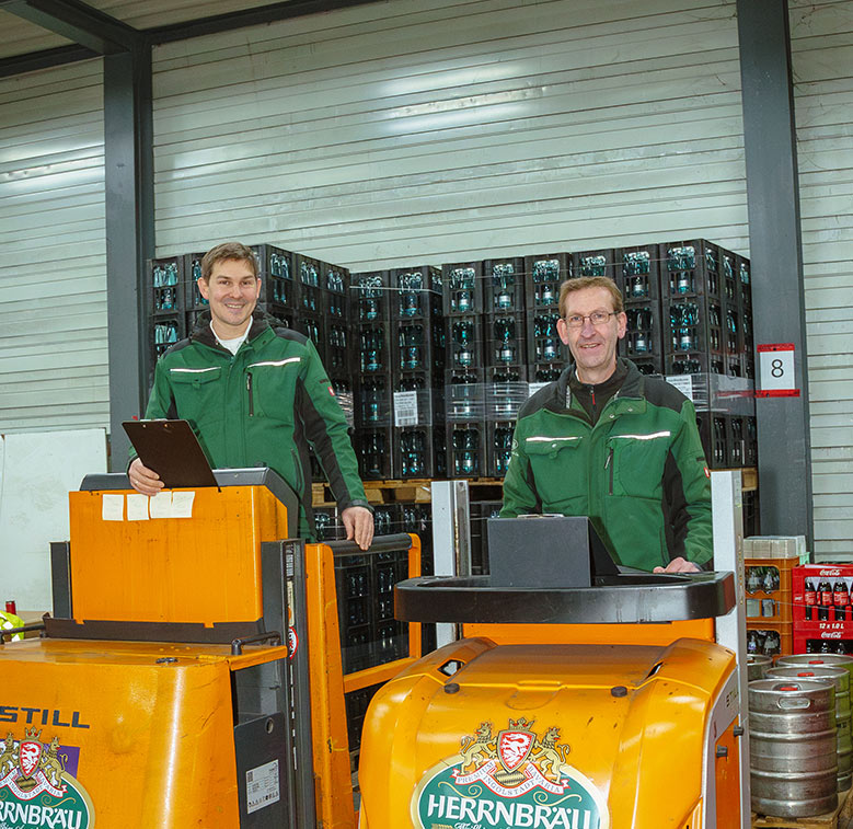 Getränke Lieferungen für die Gastronomie und Hotellerie. Ein Mitarbeiter auf einem Gabelstapler.